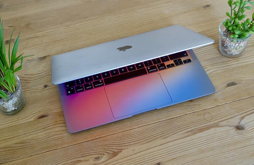 Comparing the M1 MacBook and the Intel i5