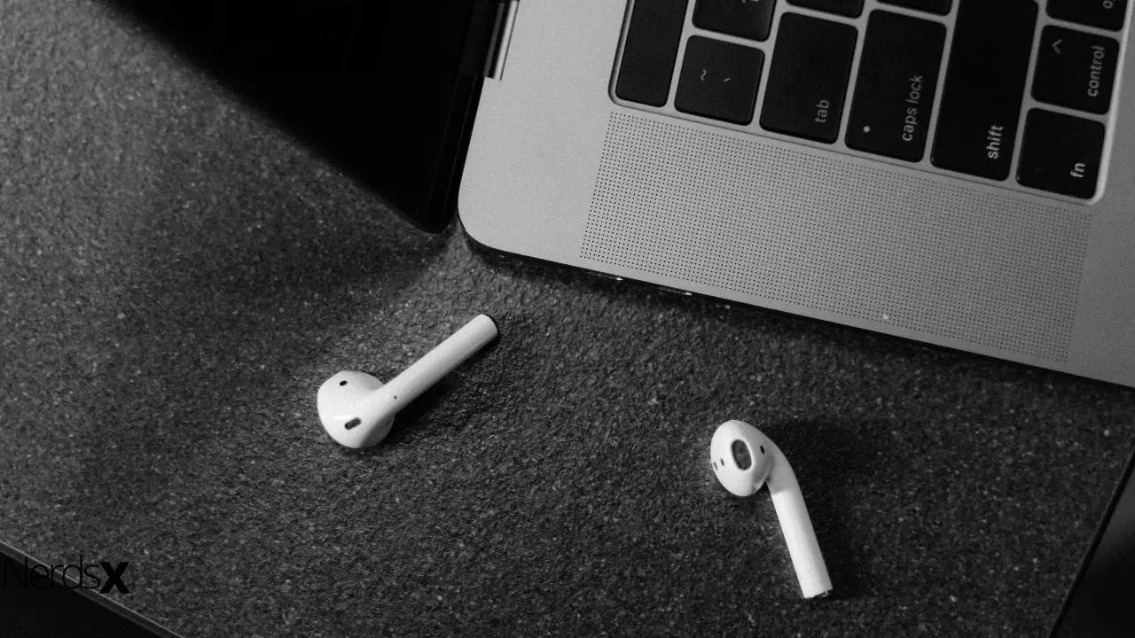 Does Apple Airpods Stay in Your Ears While Working or Running?